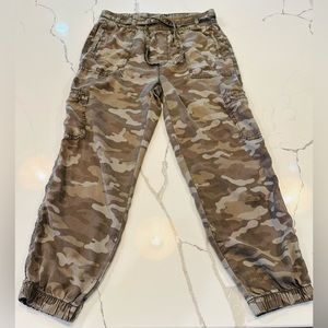 American Eagle SIZE M Camo joggers